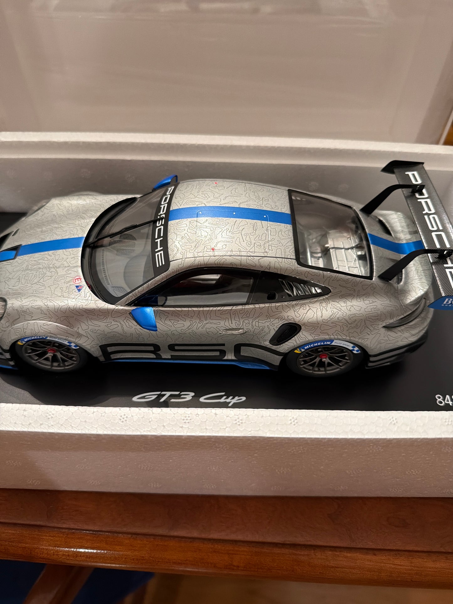 Rare AWESOME Porsche GT3 Spark 1:18 Cup car Brand new